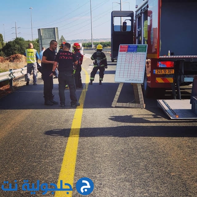 إعادة فتح شارع 6 من تقاطع كفرقاسم بعد إشتعال النيران بشاحنة محملة بمواد خطرة